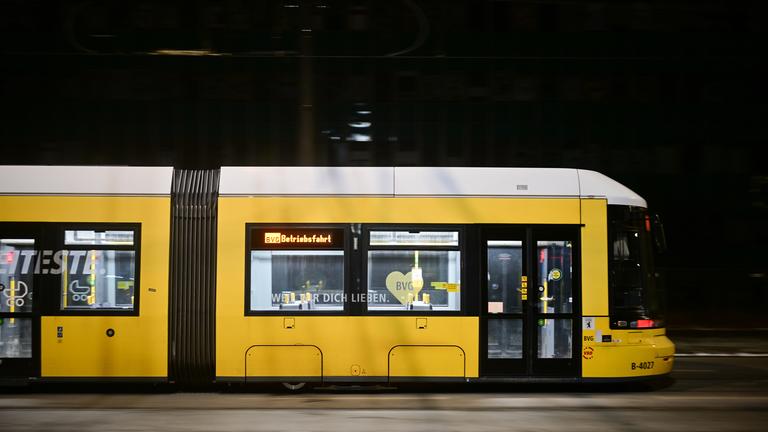 Eine leere Tram fährt am 02.02.2026 während eines Warnstreiks durch die Stadt Berlin, um die Oberleitungen zu eisfrei zu halten. 