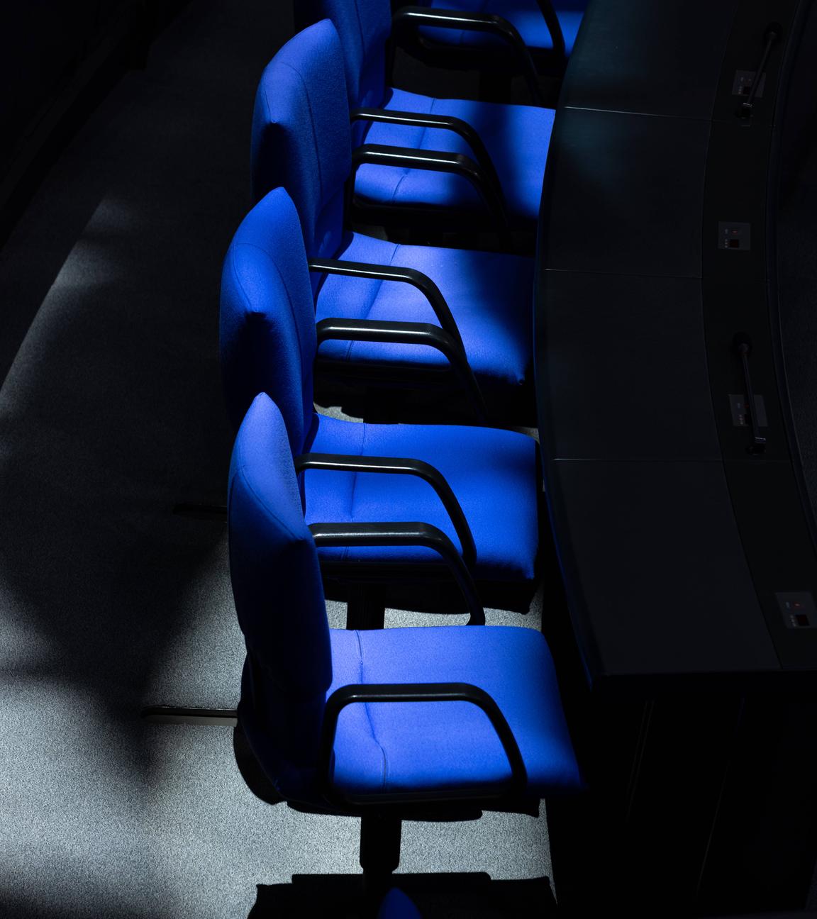 Leere Stühle im Plenarsaal des Bundestags