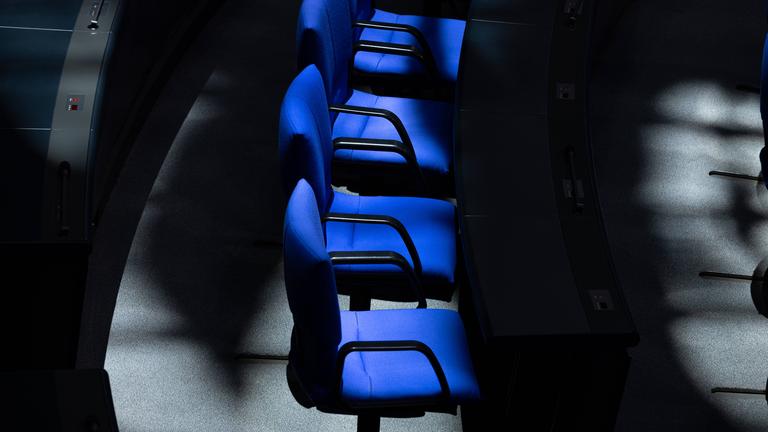 Leere Stühle im Plenarsaal des Bundestags