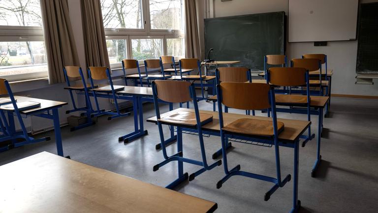 Ein Blick auf leere Schreibtische in einem Schulklassenzimmer in Bayern am 23.01.2026.