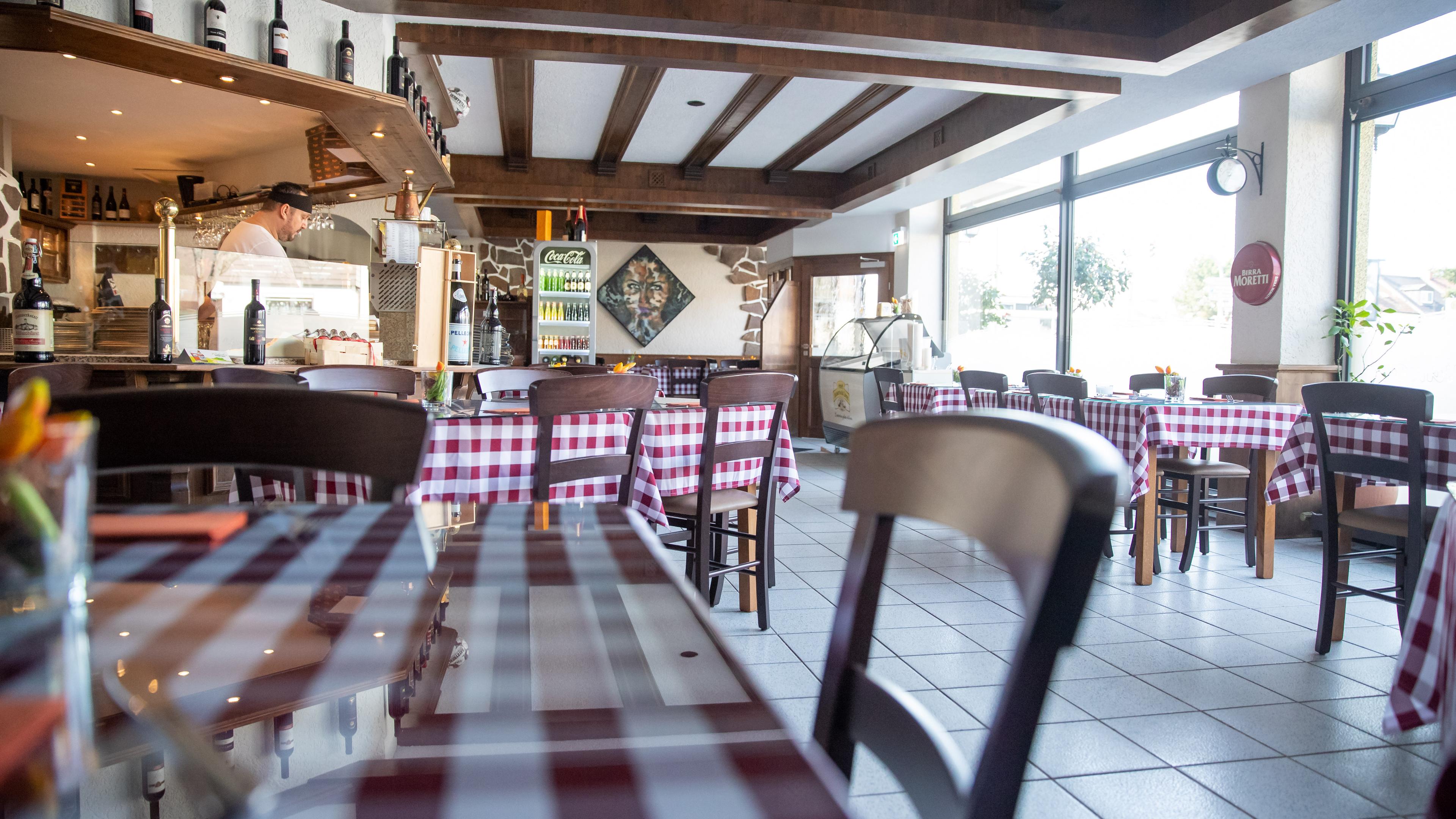 Leeres Restaurant in Nürnberg, Archivbild