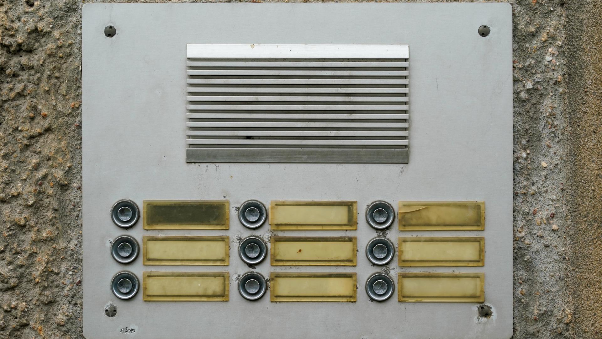 Klingelschild eines leerstehenden Mehrfamilienhauses