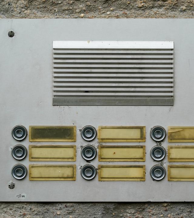 Klingelschild eines leerstehenden Mehrfamilienhauses
