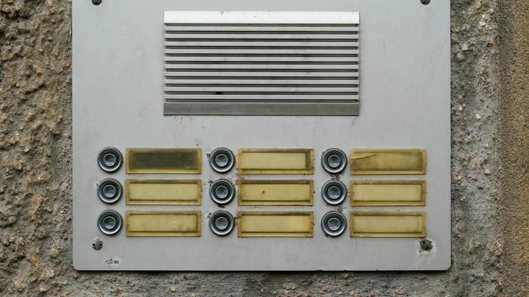 Klingelschild eines leerstehenden Mehrfamilienhauses