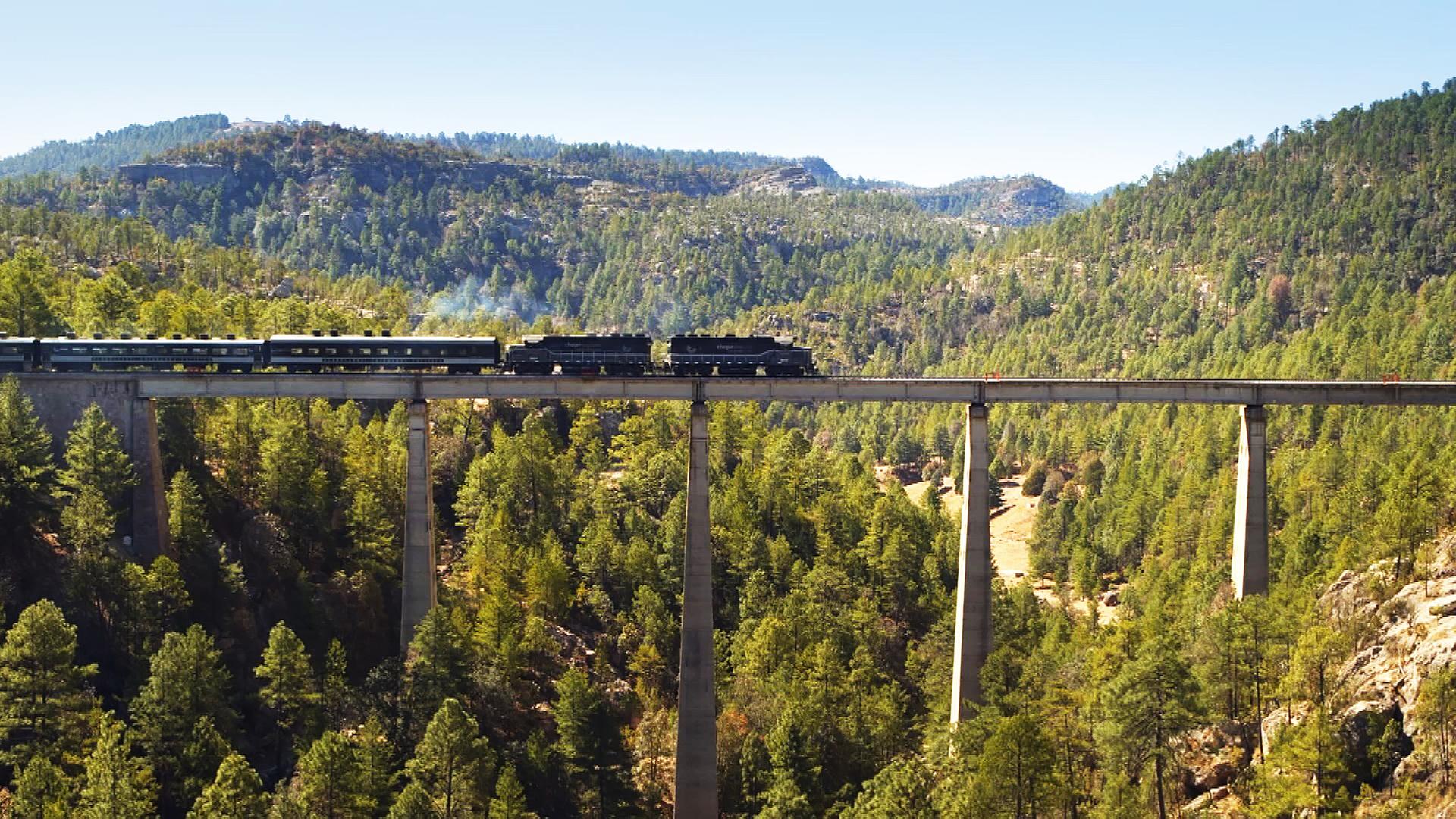 Luftbild: Zug fährt über eine große Brücke