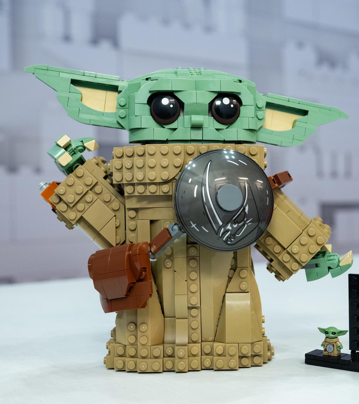 Eine Legofigur des fiktiven Star-Wars - Charakters Yoda.