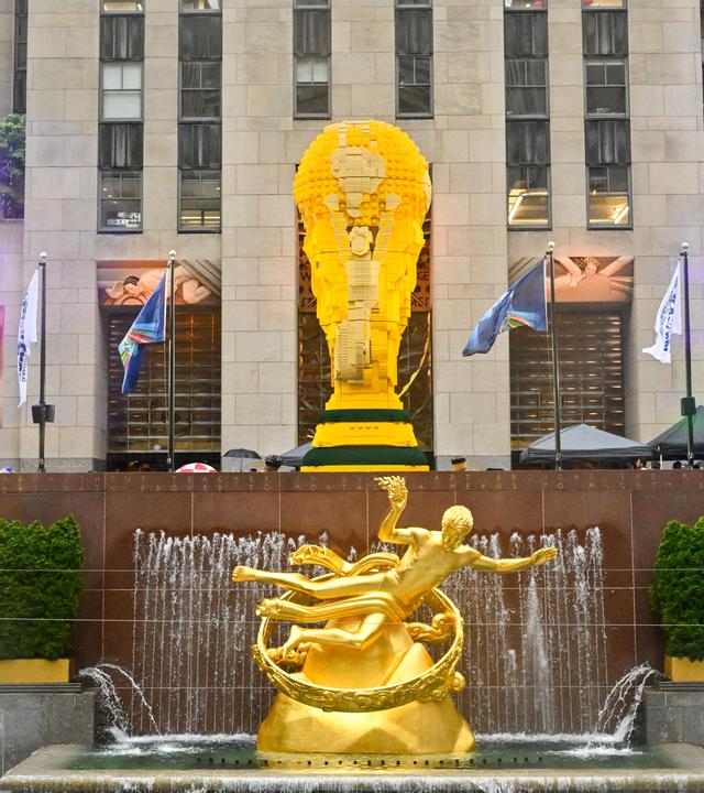 Die LEGO Group enthüllt am Montag, dem 6. Juli 2026, in New York die weltweit größte FIFA-Weltmeisterschaftstrophäe im offiziellen „NYNJ World Cup 26 & Telemundo Fan Village“.