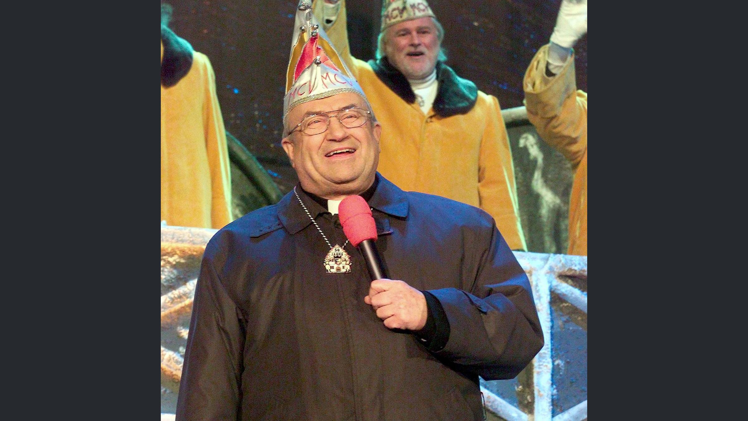 Kardinal Lehmann bei einer Mainzer Fasnachtssitzung (2003)