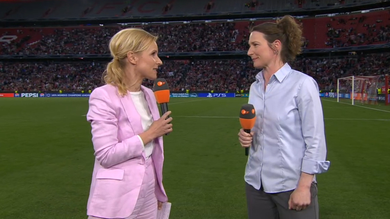 Die Moderatorin Katja Streso im Interview mit der Expertin Katrin Lehmann nach dem Champions League Spiel in München