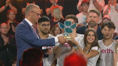 Friedrich Merz übergibt den Schulpreis an die Sieger