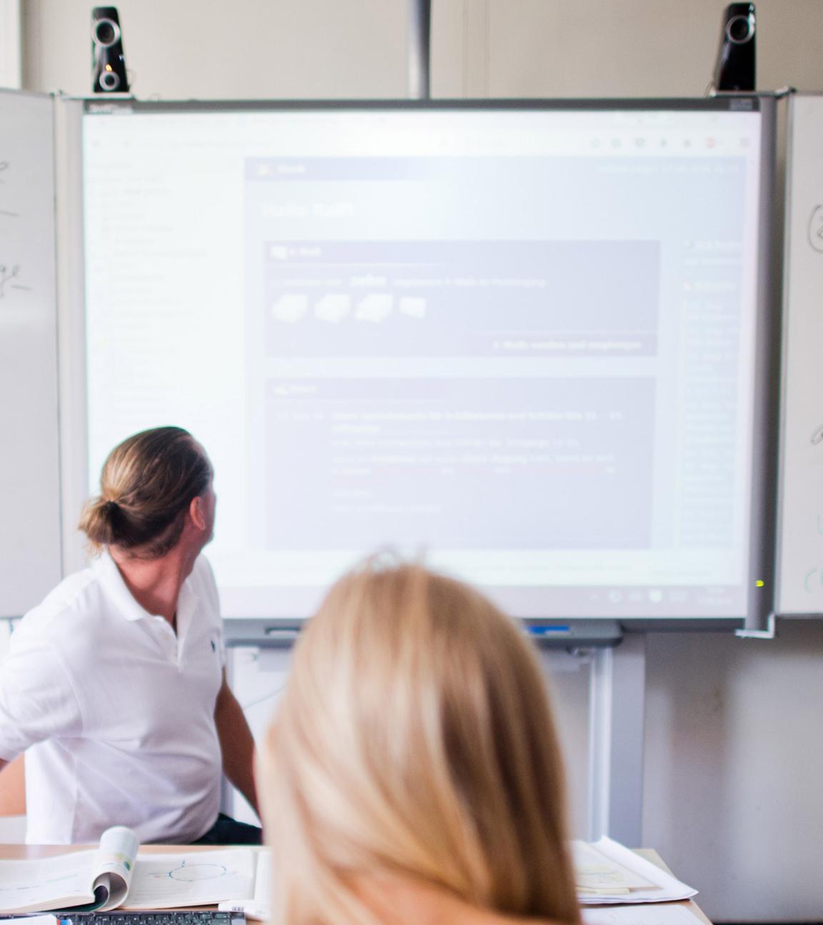 Archiv: Ein Lehrer sitzt vor einem Smartboard im Biologie-Leistungskurs einer 13. Klasse am 17.08.2016 in Hannover