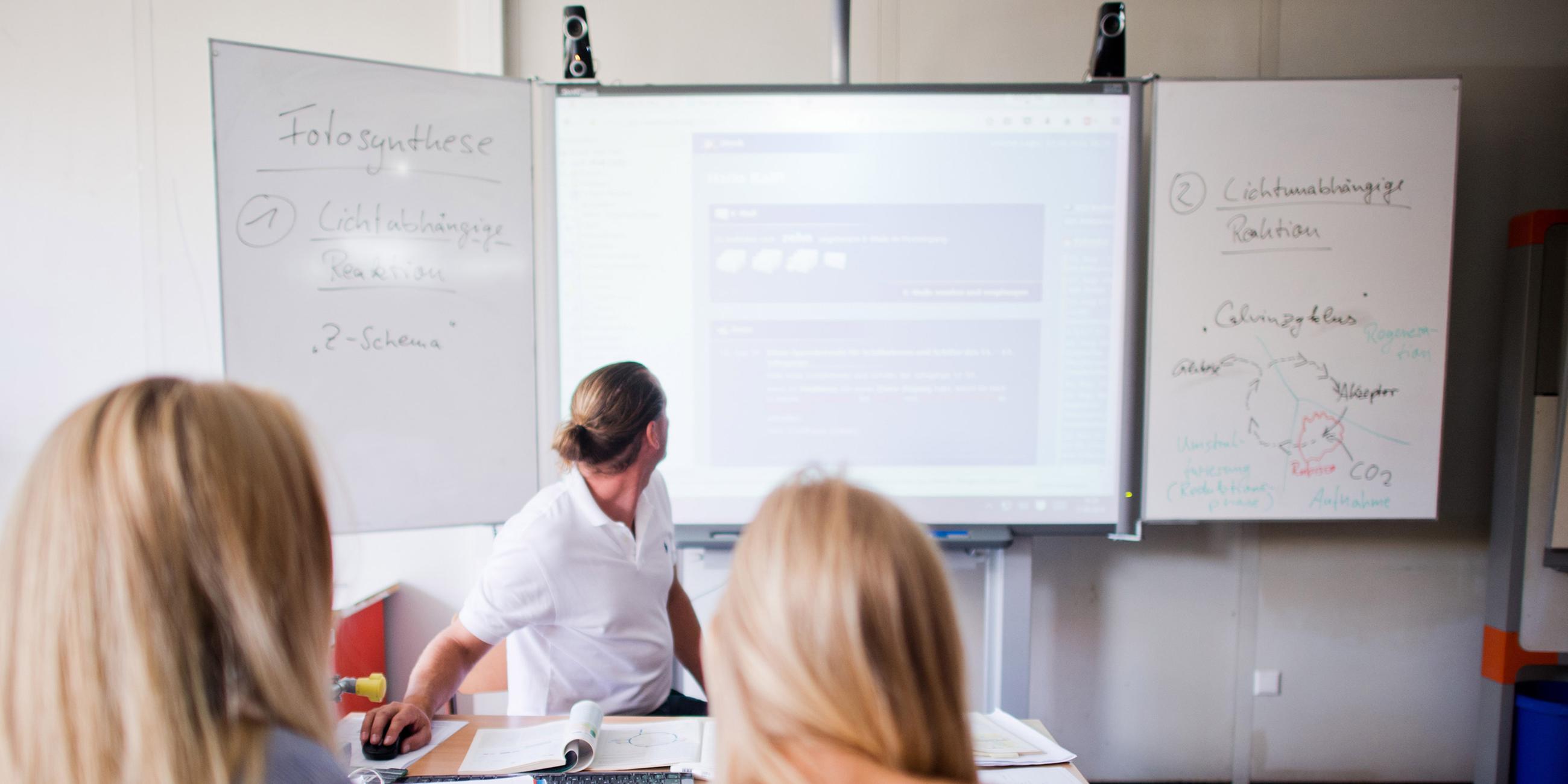 Archiv: Ein Lehrer sitzt vor einem Smartboard im Biologie-Leistungskurs einer 13. Klasse am 17.08.2016 in Hannover