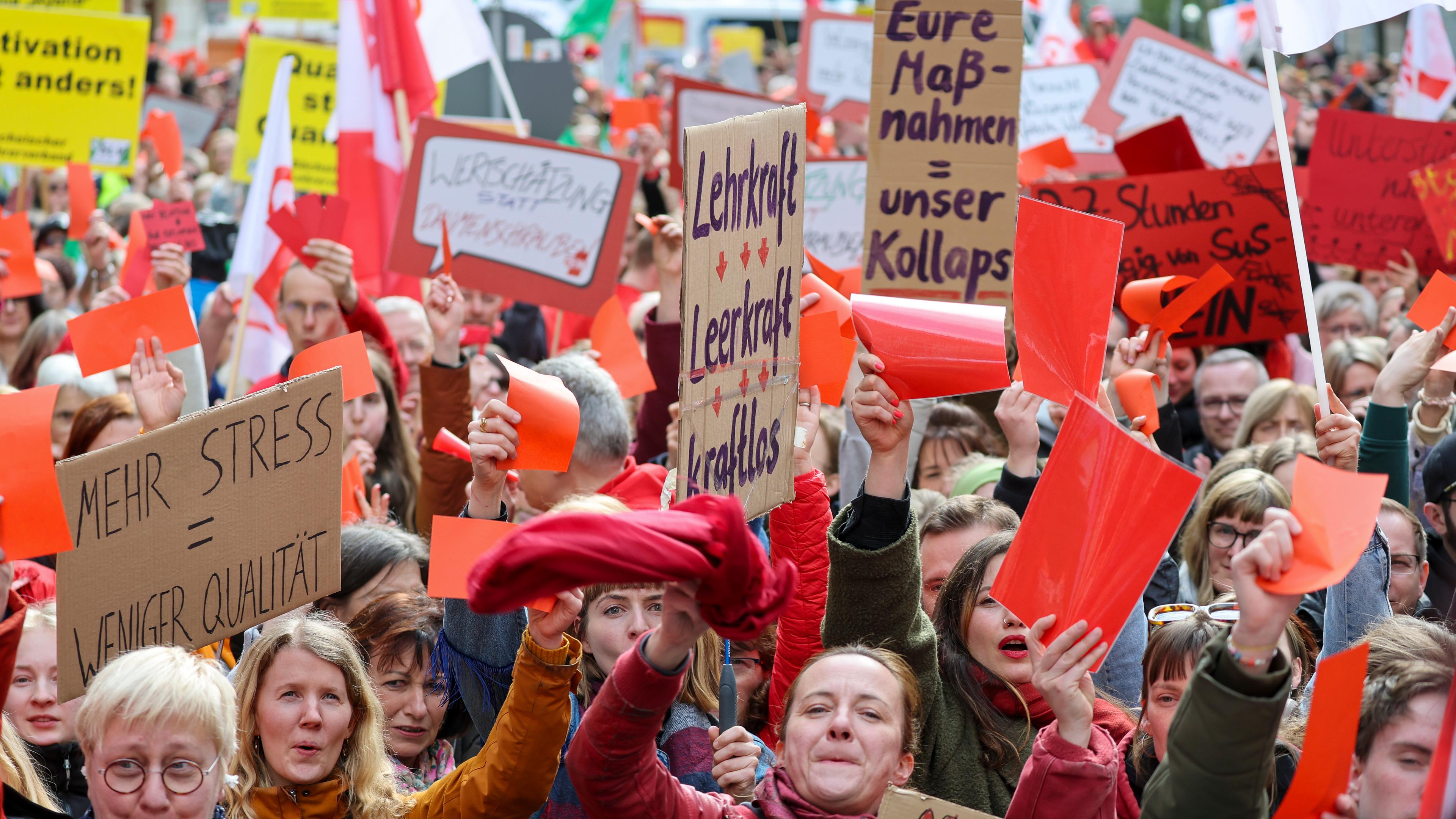 Hunderte Lehrer demonstrieren gegen das vom Sächsischen Kultusministerium (SMK) vorgestellte Bildungspaket. Die Bildungsgewerkschaft GEW Sachsen und Lehrerverband Sachsen fordern eine Verbesserung der Arbeitsbedingungen und die Rücknahme der angekündigten Maßnahmen. 