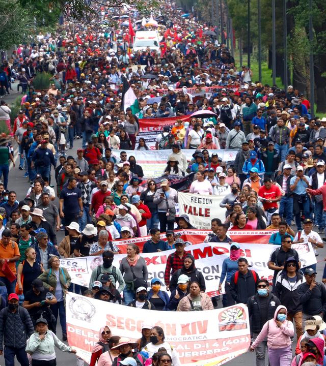 Lehrer und Schüler der Schule von Ayotzinapa marschieren am 09.06.2026 zum Stadion in Mexiko-Stadt.