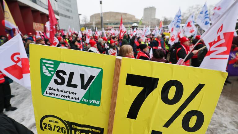 Zahlreiche Lehrer gehen während einer Demonstration durch die Leipziger Innenstadt. 