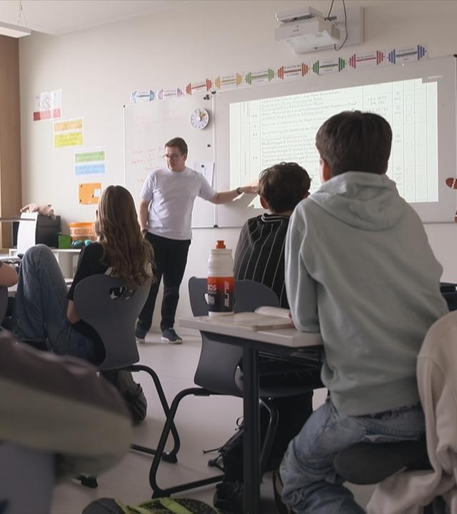 Lehrer vor einer Klasse