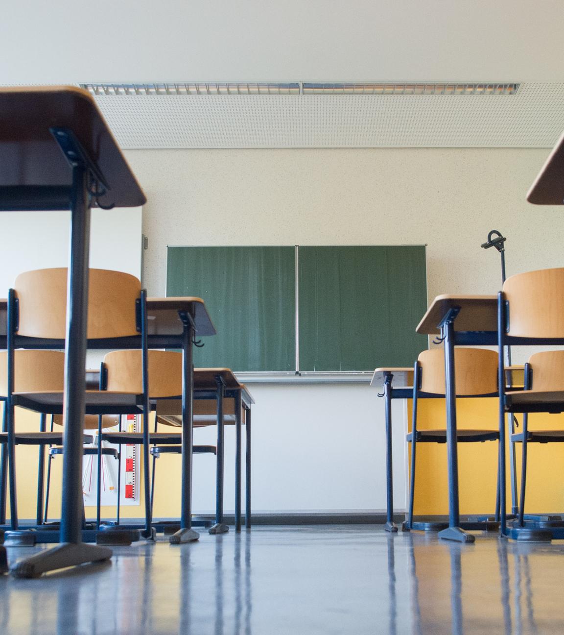 Ein leerer Klassenraum