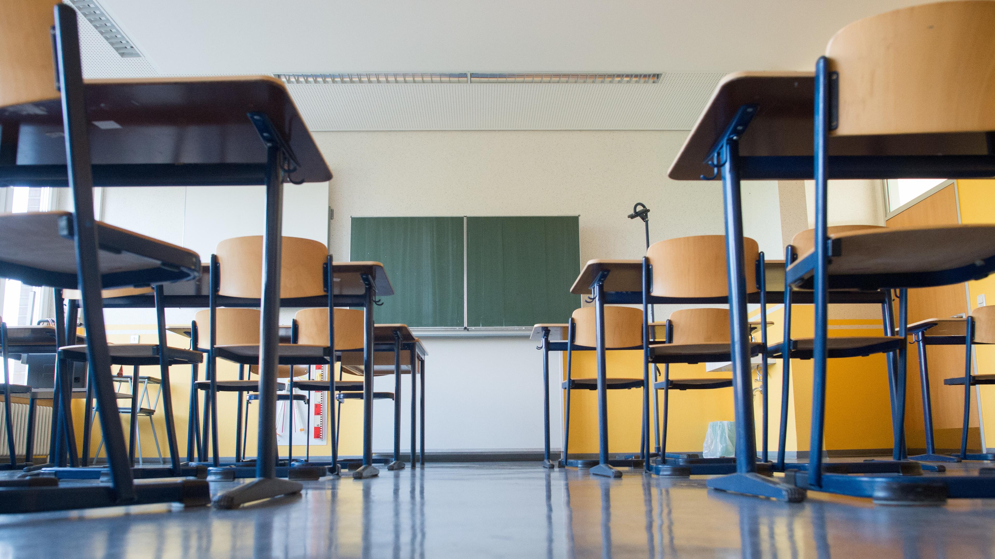 Ein leerer Klassenraum