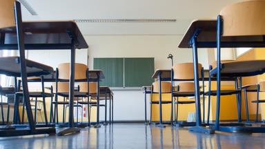 Ein leerer Klassenraum