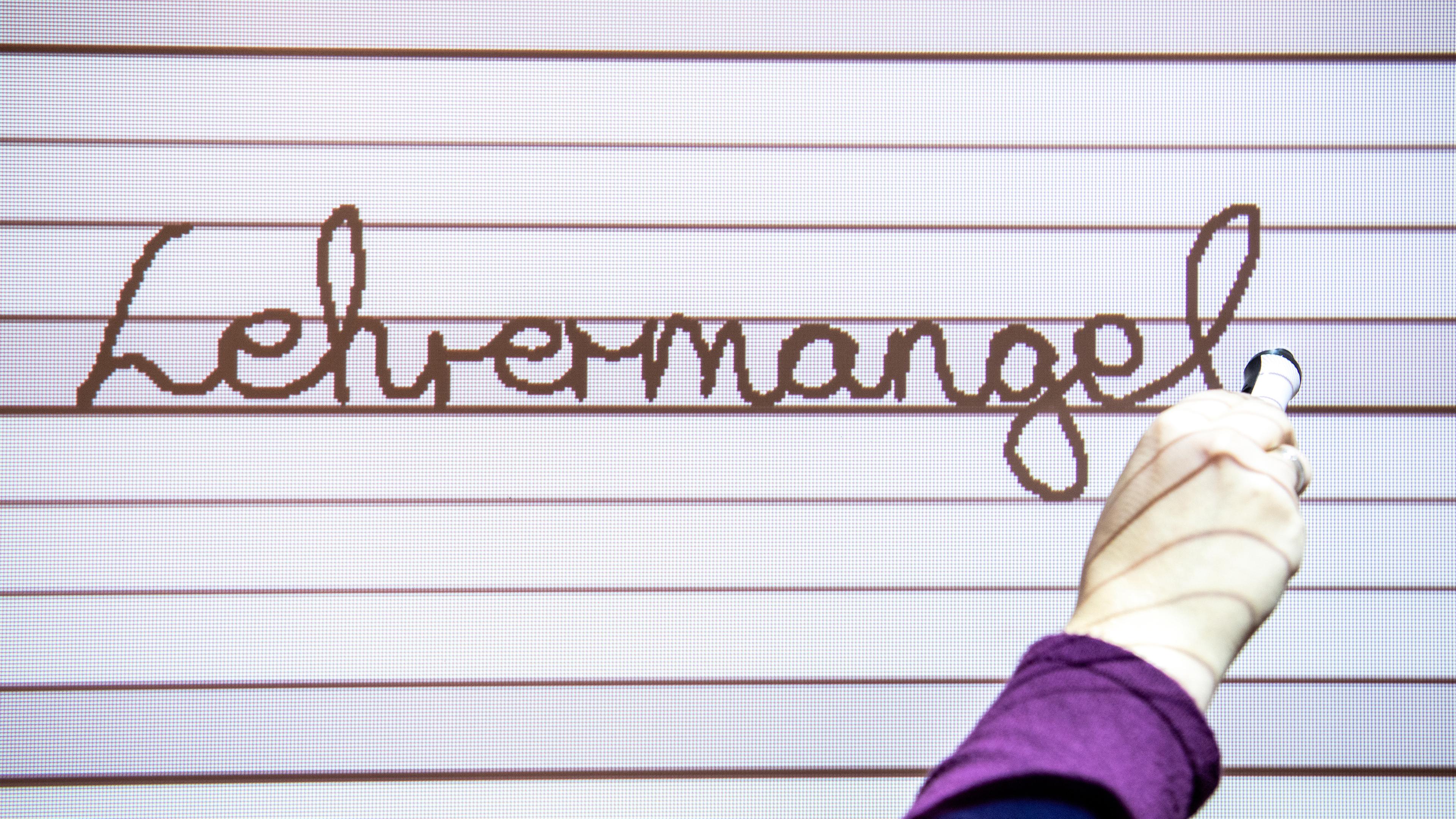 Lehrermangel Symbolbild - Anschrift Lehrermangel an Tafel
