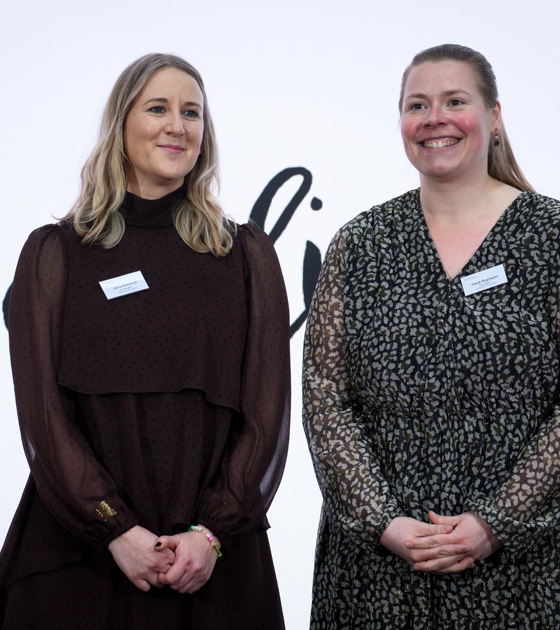 Jana Rotthoff (l) und Heidi Rupieper von der Schillerschule in Oberhausen (Nordrhein-Westfalen), erhalten bei der Preisvergabe des Deutschen Lehrkräftepreises den 1. Preis der Kategorie Unterricht innovativ