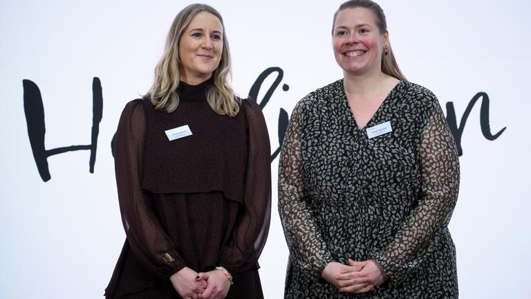 Jana Rotthoff (l) und Heidi Rupieper von der Schillerschule in Oberhausen (Nordrhein-Westfalen), erhalten bei der Preisvergabe des Deutschen Lehrkräftepreises den 1. Preis der Kategorie Unterricht innovativ