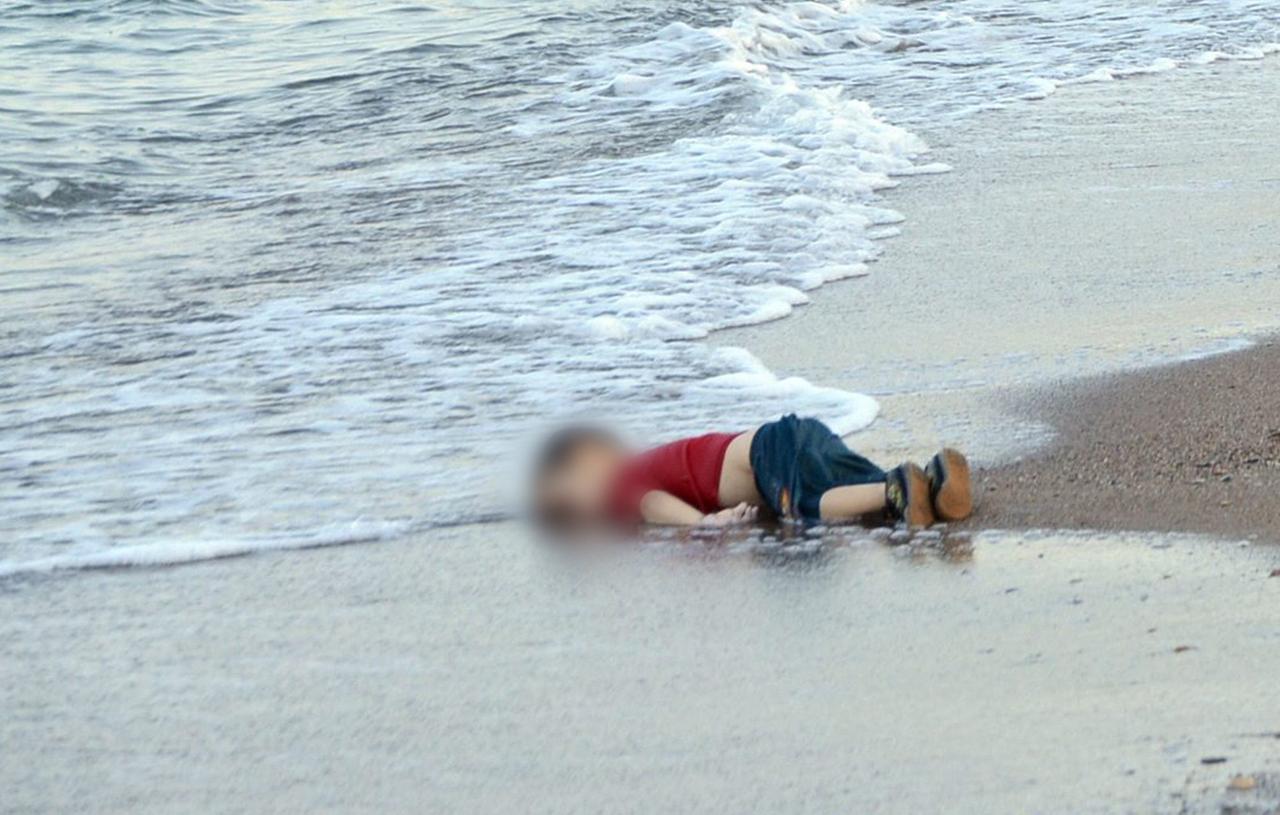 Leiche des syrischen Flüchtlingsjungen Aylan Kurdi, 2015