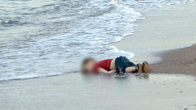 Leiche des syrischen Flüchtlingsjungen Aylan Kurdi, 2015