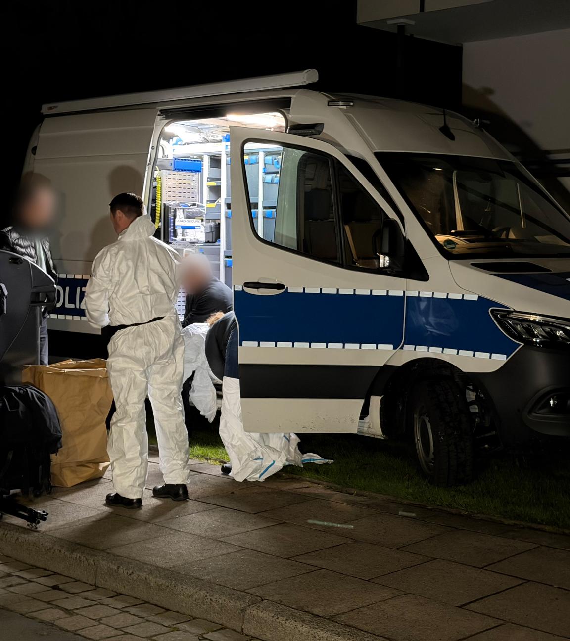 Nordrhein-Westfalen, Bielefeld: Polizei und Spurensicherung bei Absprachen nachdem in einer Kühltruhe die Leiche einer 28-jährigen Frau entdeckt worden war.