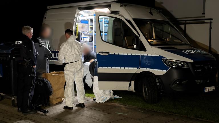 Nordrhein-Westfalen, Bielefeld: Polizei und Spurensicherung bei Absprachen nachdem in einer Kühltruhe die Leiche einer 28-jährigen Frau entdeckt worden war.