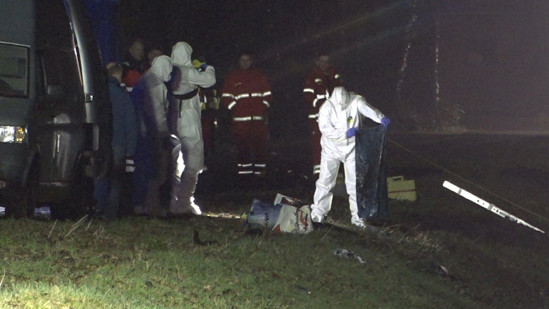 Menschen in Schutzanzügen arbeiten in der Nähe des Fundortes am 17.02.2024 in Nordhorn.