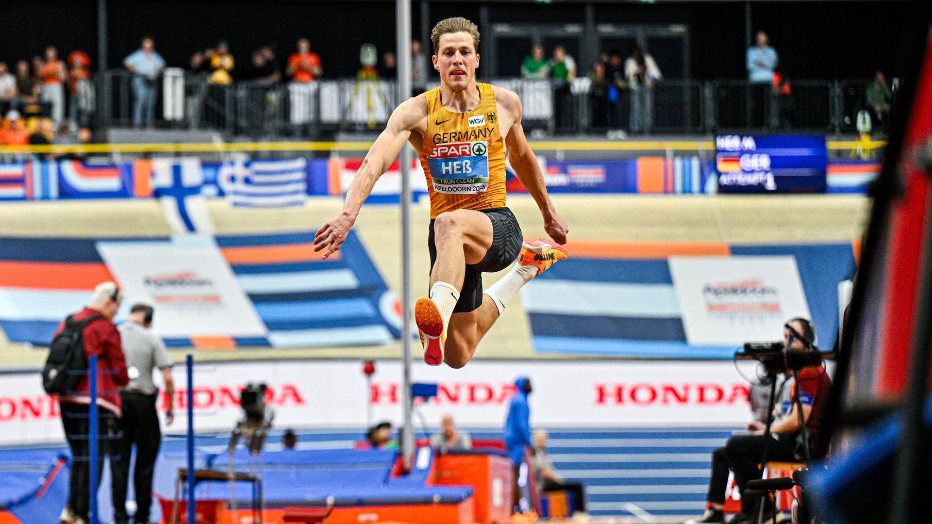 Dreispringer Max Heß während seinem Sprung bei der Leichtathletik-EM.