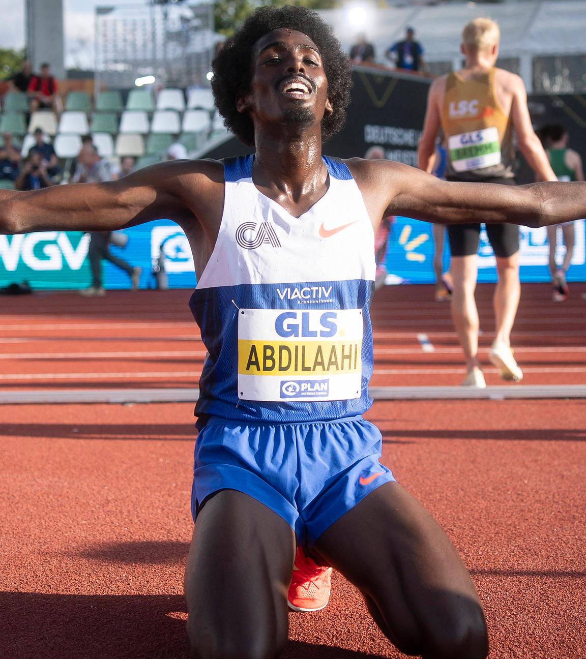Deutsche Meisterschaft, 5000 Meter: Mohamed Abdilaahi kniet nieder und bejubelt seinen Sieg.