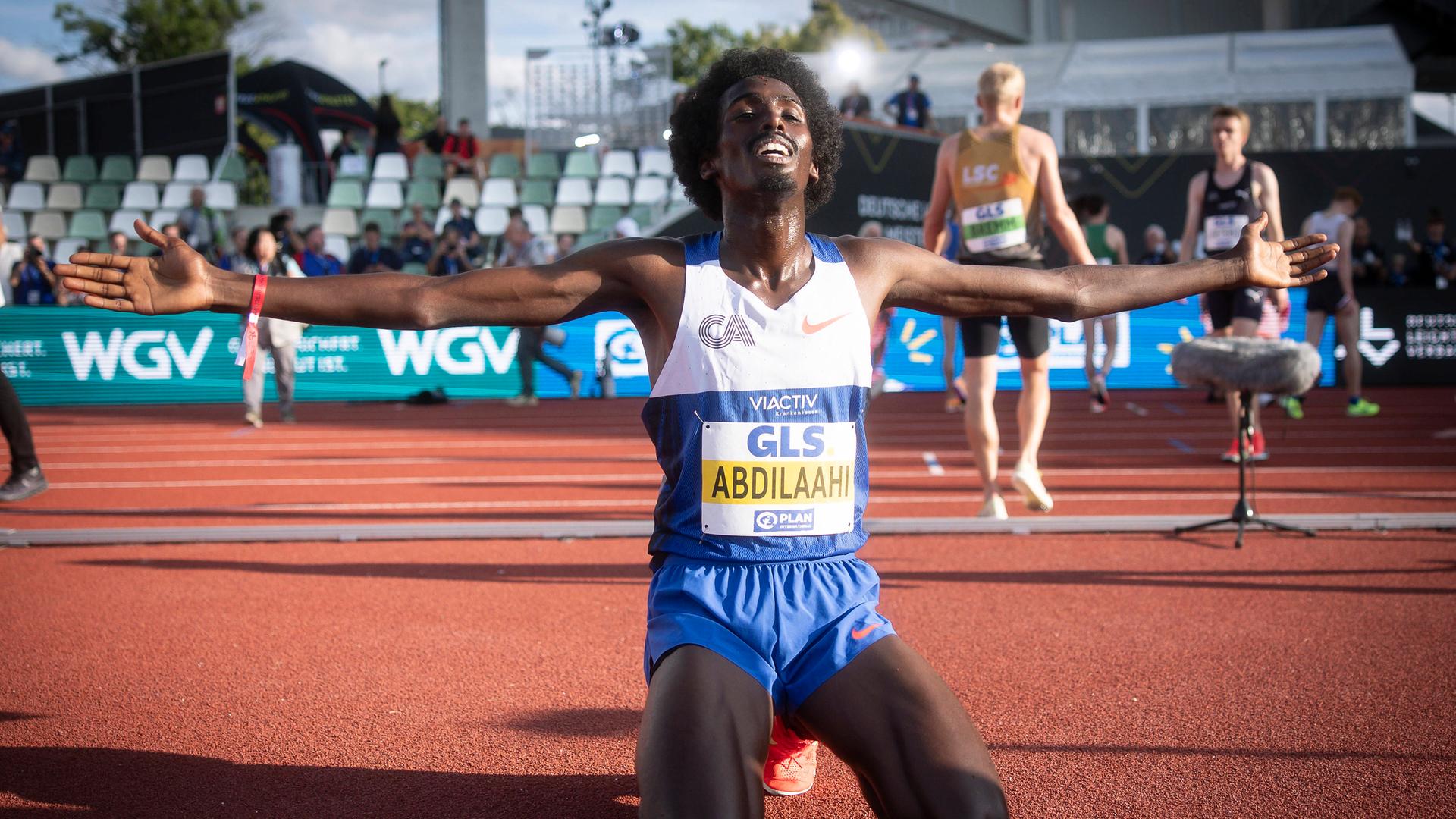 Deutsche Meisterschaft, 5000 Meter: Mohamed Abdilaahi kniet nieder und bejubelt seinen Sieg.
