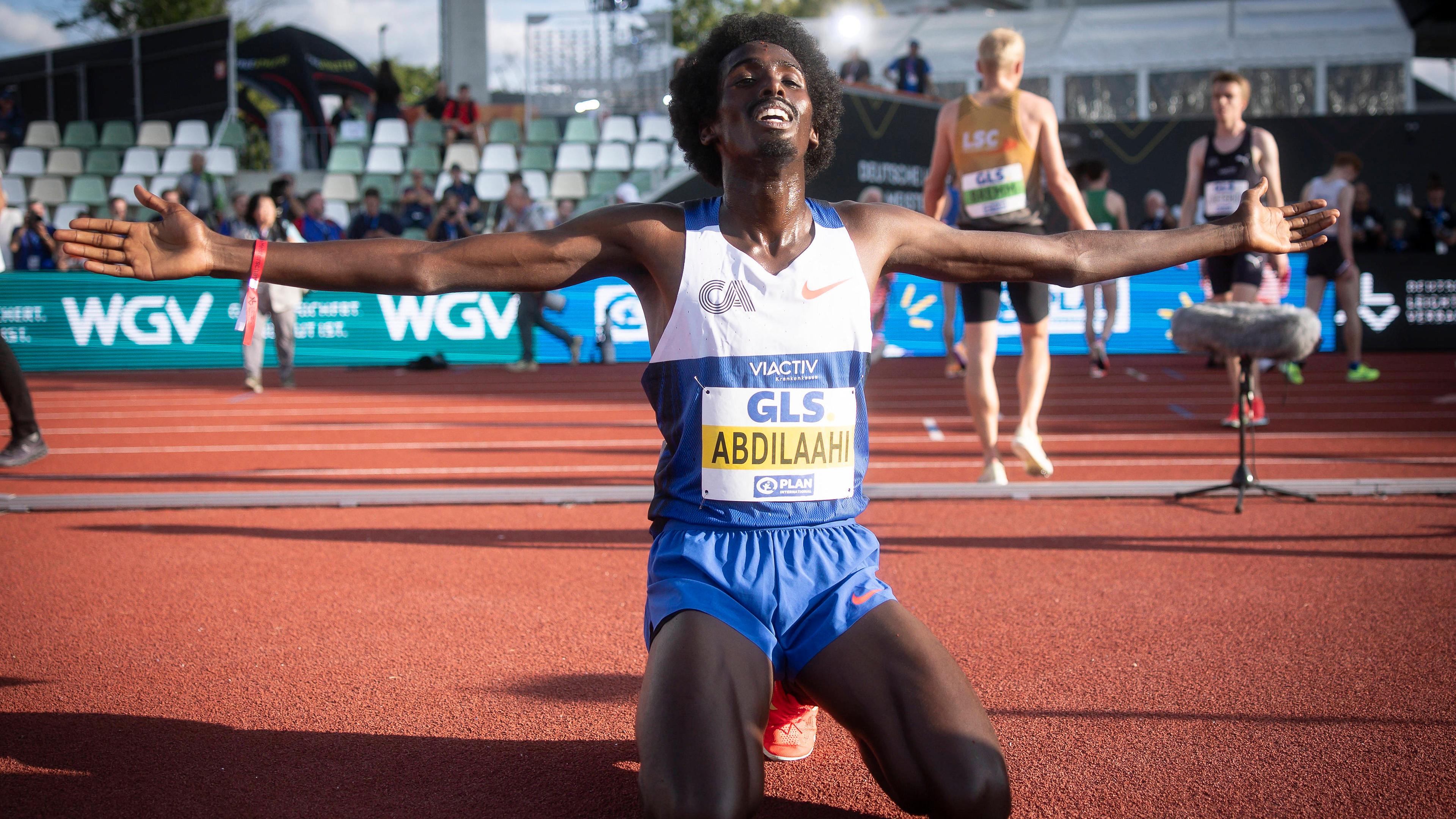 Deutsche Meisterschaft, 5000 Meter: Mohamed Abdilaahi kniet nieder und bejubelt seinen Sieg.