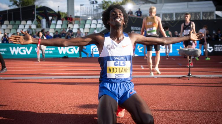 Deutsche Meisterschaft, 5000 Meter: Mohamed Abdilaahi kniet nieder und bejubelt seinen Sieg.