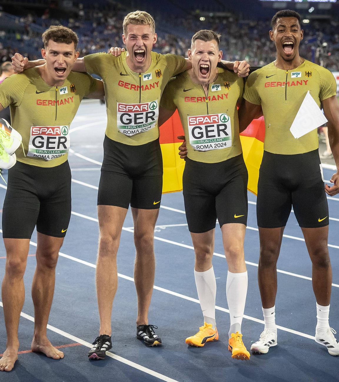 Manuel Sanders, Jean Paul Bredau, Marc Koch und Emil Agyekum jubeln über den dritten Platz.
