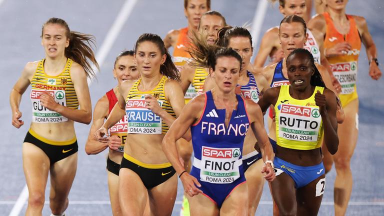 Leichtathletik: EM, Europameisterschaft: 3000 m Hindernis, Frauen, Finale : Gesa Felicitas Krause (3.v.l.) und Olivia Gürth (l) aus Deutschland in Aktion hinter Alice Pinot (vorne) aus Frankreich
