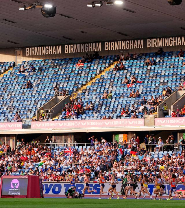 Läuferinnen bestreiten das Finale im 5000-Meter-Lauf der Frauen vor leeren Rängen bei den Leichtathletik-Europameisterschaften in Birmingham, aufgenommen am 11.08.1016