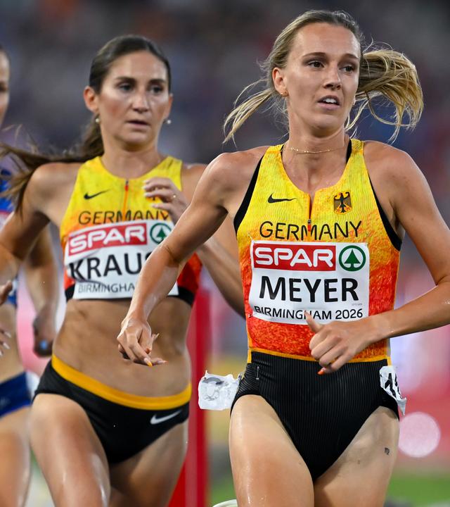 Gesa Krause (M, Deutschland) und Lea Meyer (r, Deutschland) in Aktion.