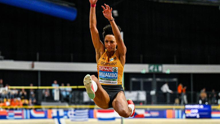 Malaika Mihambo in Aktion bei ihrem Sprung.