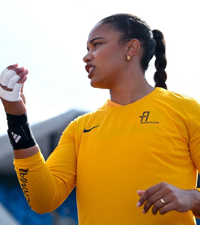 Großbritannien, Birmingham: Leichtathletik: Europameisterschaft, Frauen, Kugelstoßen, Qualifikation, Yemisi Mabry (Deutschland) wärmt sich auf.