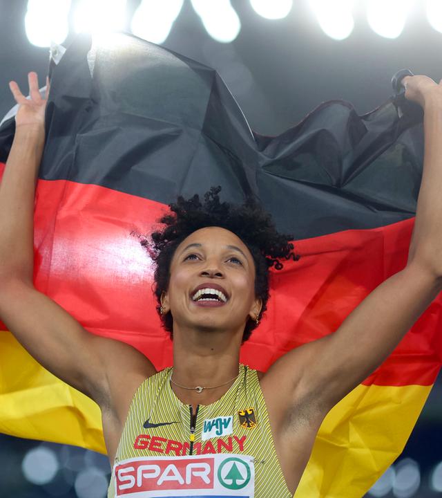 Italien, Rom: Leichtathletik: Europameisterschaft, Weitsprung, Frauen, Finale, Malaika Mihambo aus Deutschland jubelt nach ihrem Sieg. 