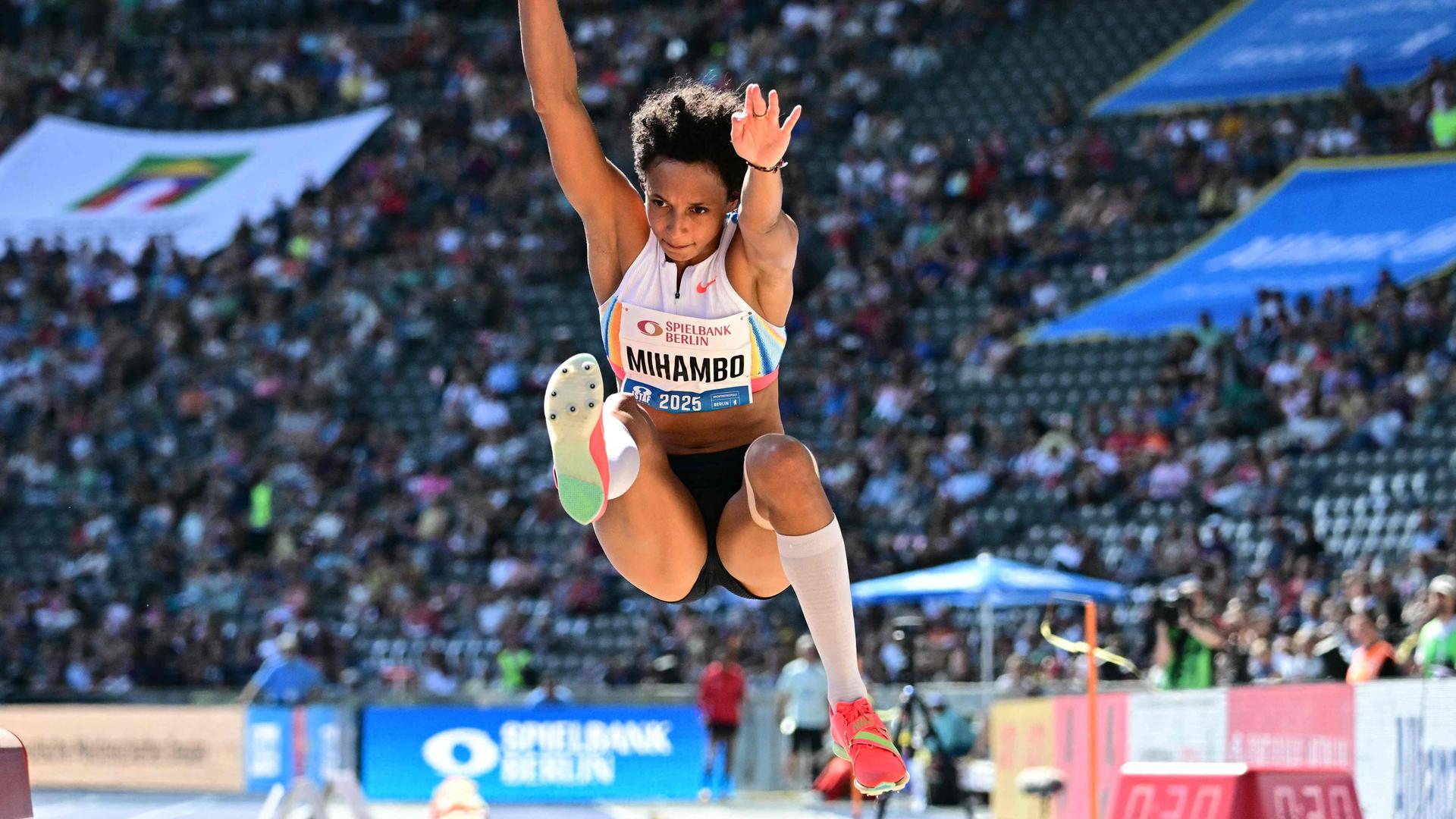 Malaika Mihambo in Aktion beim Weitsprung bei dem internationalen Stadionfest.