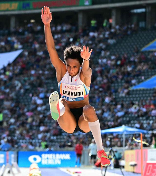 Malaika Mihambo in Aktion beim Weitsprung bei dem internationalen Stadionfest.