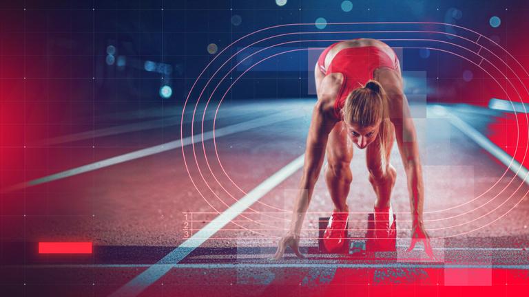 Sprinterin aus der unteren Perspektive beim Start auf Laufbahn
