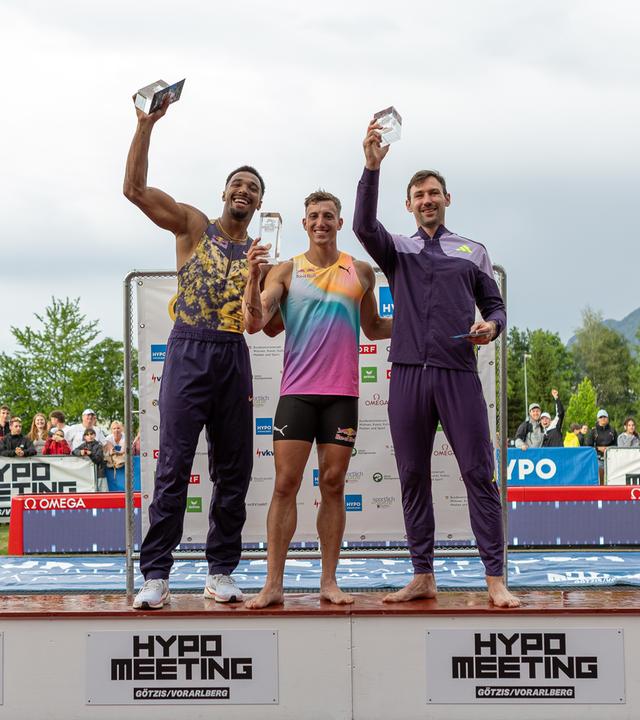 Österreich, Götzis: Leichtathletik: Mehrkampf-Meeting, Männer. Zweitplatzierter Leo Neugebauer (Deutschland), Gewinner Simon Ehammer (Schweiz) und Drittplatzierter Niklas Kaul (Deutschland) (l-r) während der Siegerehrung.