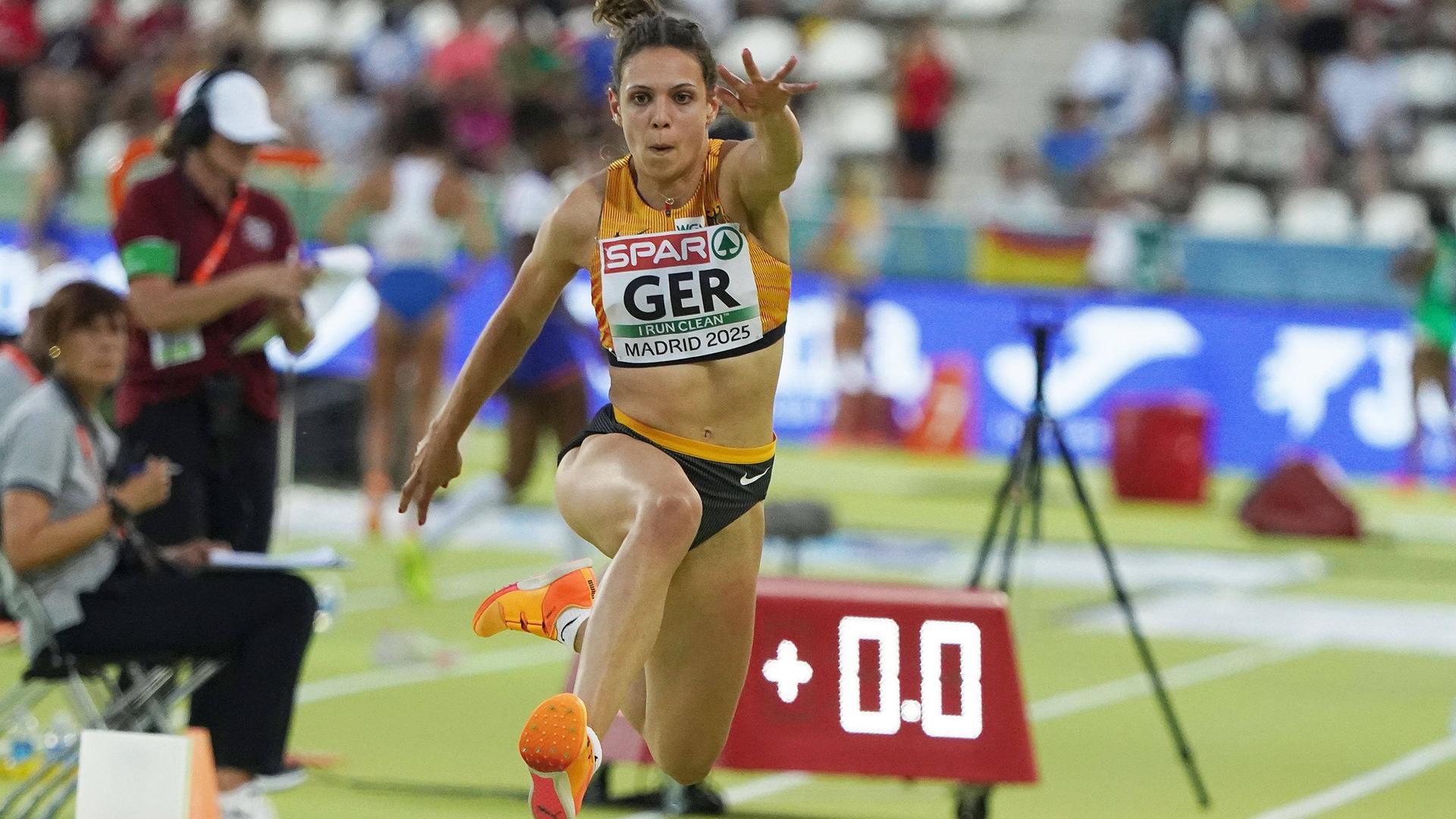 Caroline Joyeux in Aktion während ihrem Dreisprung.