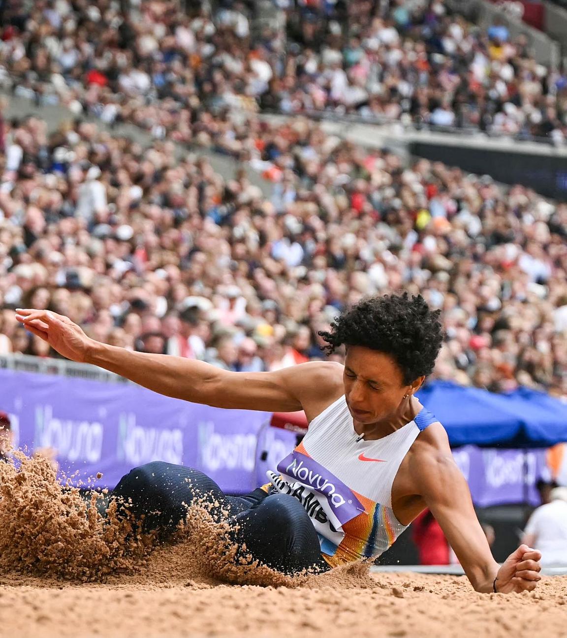 Deutschlands Malaika Mihambo landet im Sand nach ihrem Sprung bei der Diamond League in London.