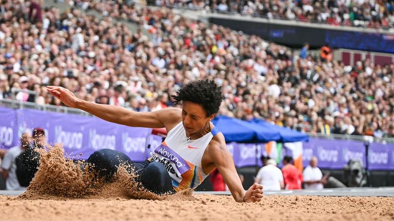 Deutschlands Malaika Mihambo landet im Sand nach ihrem Sprung bei der Diamond League in London.